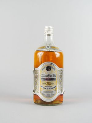gros plan d'une bouteille d'alcool sur une surface blanche
