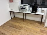 un bureau sur lequel se trouvent une imprimante et une cafetière