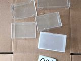 une boîte en carton sur laquelle sont posés plusieurs morceaux de plastique