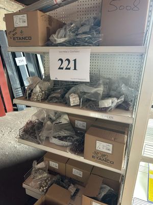 de nombreuses boîtes contenant des articles variés sur les étagères du magasin