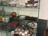 une vitrine en verre contenant de nombreux objets différents