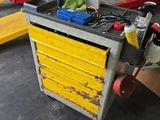 un établi avec des outils dans un garage
