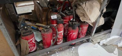 UN Ensemble DE 8 Extincteurs, Etat Inconnu
