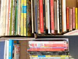 une boîte pleine de livres posée sur une table