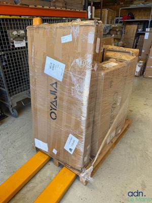un grand carton posé sur une palette dans un entrepôt