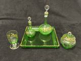 un plateau vert sur lequel est posé un verre vert