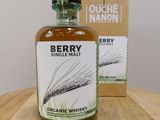 une bouteille de single malt aux arômes de fruits rouges posée sur une table