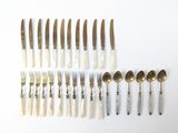 un assortiment d'argenterie ancienne comprenant des couteaux, des cuillères et des cuillères