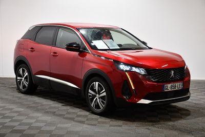 un SUV rouge garé sur un sol à carreaux dans une pièce