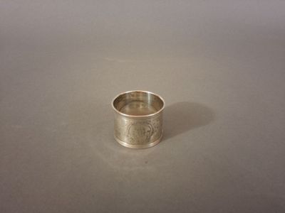 une bague en argent posée sur une table