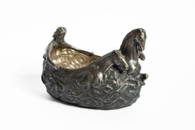 Kovsh monumental en argent finement ouvragé de la seconde mo…