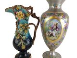 deux vases placés côte à côte sur un fond blanc