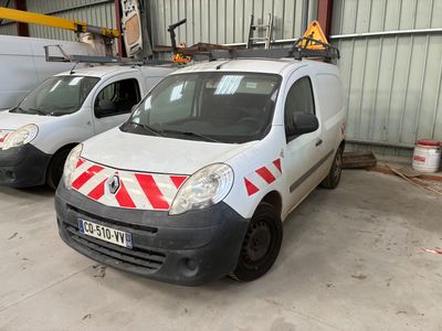 deux camionnettes garées l'une à côté de l'autre dans un garage