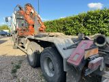 une photo d'un camion garé sur le bord de la route