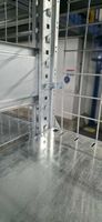 Un lot de 3 colonnes de rayonnage en acier galvanisé en très… (photo 4)