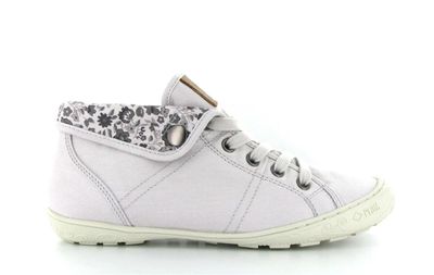 un gros plan sur une paire de chaussures blanches sur fond blanc