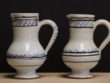 deux vases blancs et bleus posés sur une table