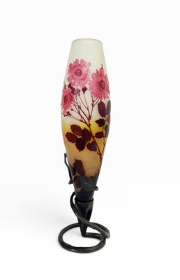 une image représentant un vase en verre orné de fleurs peintes