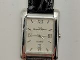 une montre posée sur une surface blanche