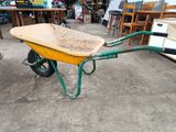 une brouette qui se trouve dans un garage