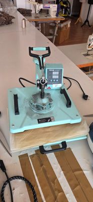 une machine posée sur une table