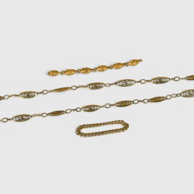 une collection de chaînes et de bracelets en or sur fond blanc