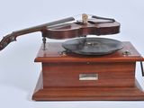 un violon et un tourne-disque posés sur un support en bois