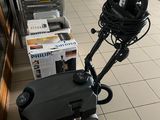 une machine posée sur le sol de la cuisine