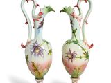 deux vases sur lesquels sont peints des fleurs sur fond blanc