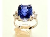 une image d'une bague en saphir bleu et diamant sur fond blanc
