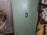 une armoire verte dans un coin de la pièce