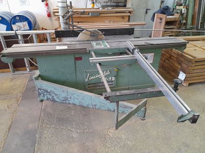a machine that is sitting on a table in a shop