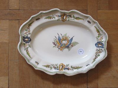Plat en faïence de Moustier "Aux drapeaux" époque XVIIIème L…