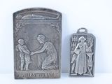 deux plaques métalliques argentées représentant une femme et un homme se serrant la main