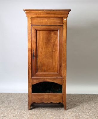un petit meuble en bois surmonté d'une porte