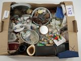une boîte remplie d'objets assortis sur une table