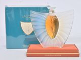 une image représentant un flacon de parfum posé sur un socle