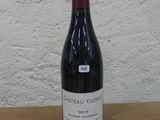 une bouteille de vin posée sur une table en bois