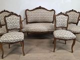 ensemble composé de six chaises anciennes en bois sculpté de style français et d'une table