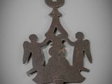 un sapin de Noël en métal orné d'anges et d'une étoile