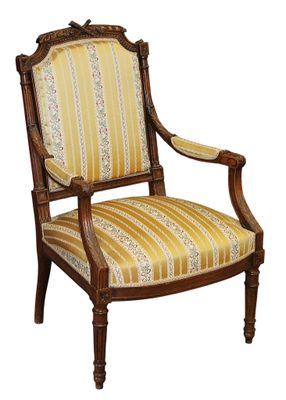 une image représentant une chaise en bois dont l'assise est recouverte d'un tissu rayé