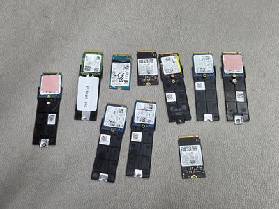 de nombreux composants électroniques qui traînent par terre