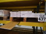 de nombreuses boîtes sur les étagères du magasin