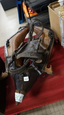 Un collier de cheval avec un harnais ancien