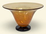 un bol en verre posé sur un socle noir