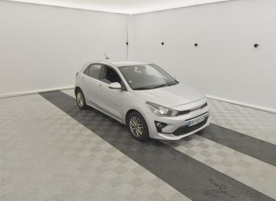 la voiture blanche est garée dans le garage sur le sol en damier