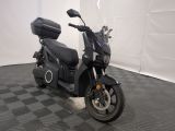 une photo d'un scooter garé sur un sol à damier
