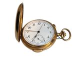 une montre de poche en or avec un cadran blanc sur fond blanc