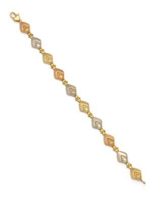 un bracelet en or et en argent sur fond blanc