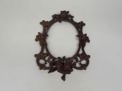 un petit cadre en bois orné d'un motif floral